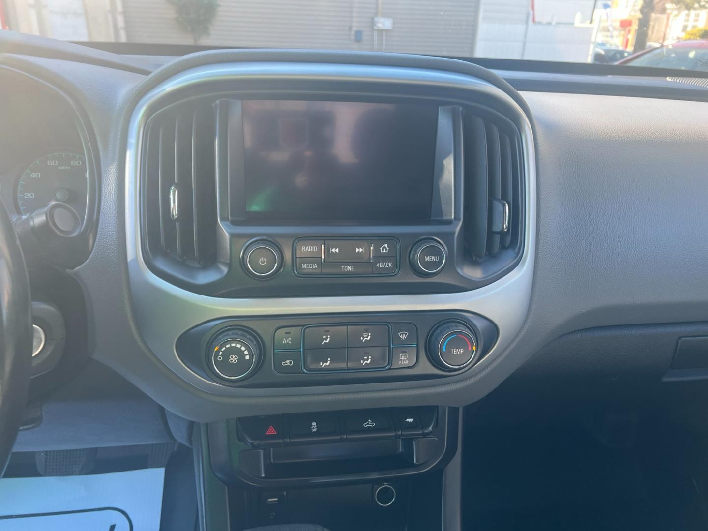 2015 SILVER /Gray Chevrolet Colorado LT CREW CAB 4WD Short Box (1GCGTBE36F1) with an 3.6L V6 DOHC 24V GAS engine, 6 SPEED AUTOMATIC transmission, located at 1018 Brunswick Ave, Trenton, NJ, 08638, (609) 989-0900, 40.240086, -74.748085 - Photo#13